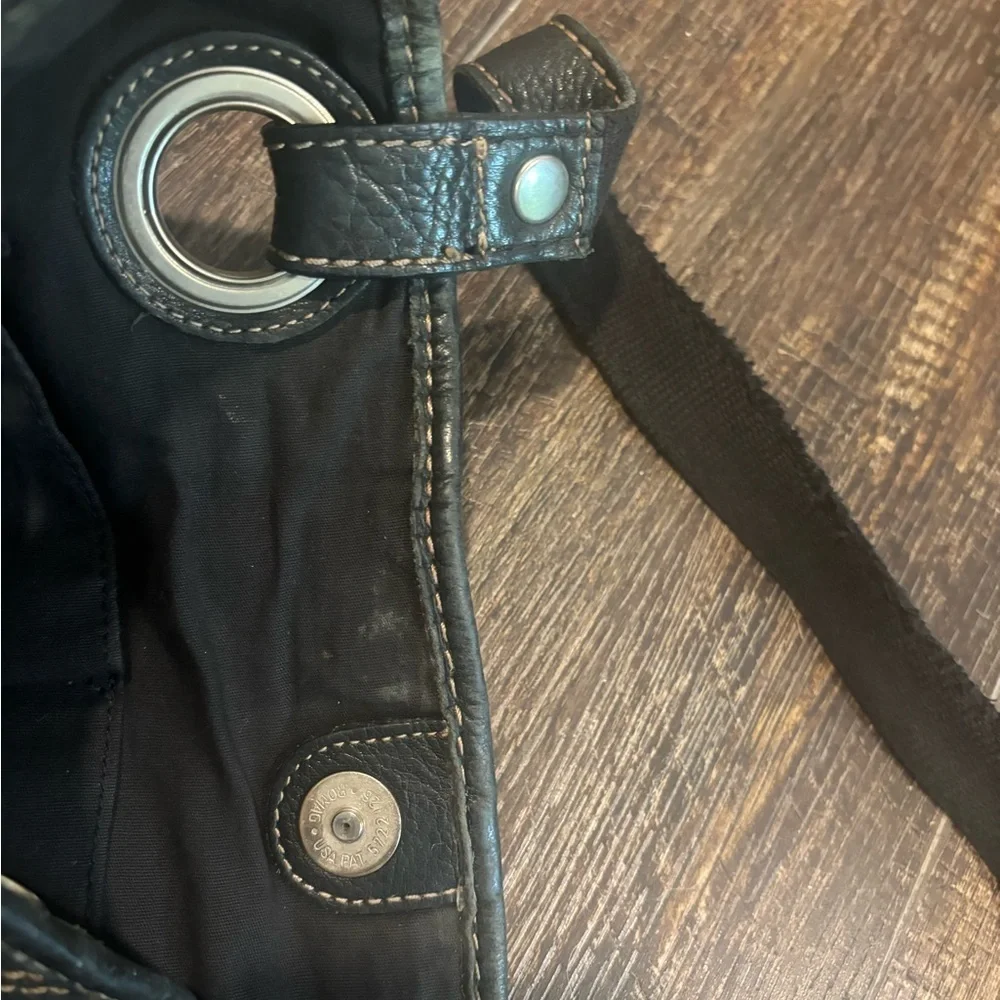 Classic Black Leather Shoulder bag with Contrast Stitching
